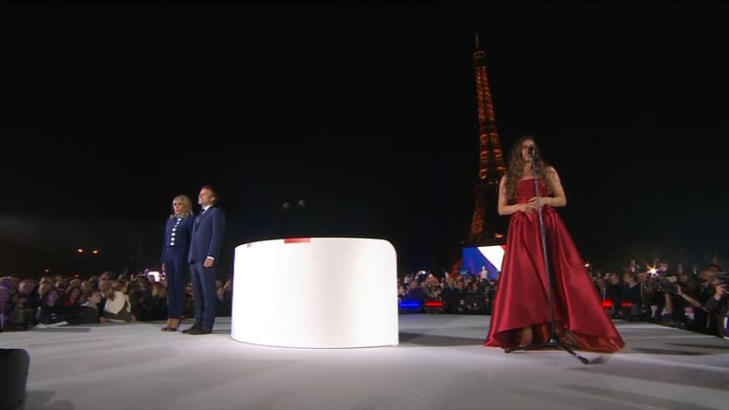Farrah El Dibany a interprété La Marseillaise au Champ-de-Mars après le discours de victoire d'Emmanuel Macron, le 24 avril 2022