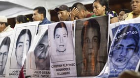 Les familles des 43 étudiants disparus dans l'état de Guerrero, au Mexique, manifestent à Mexico pour demander des réponses, le 5 novembre 2014. 