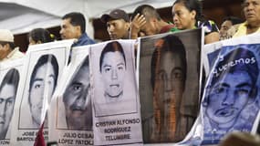 Les familles des 43 étudiants disparus dans l'état de Guerrero, au Mexique, manifestent à Mexico pour demander des réponses, le 5 novembre 2014. 