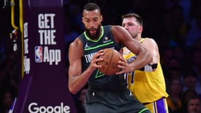 Rudy Gobert au duel avec Luka Doncic lors du match LA Lakers-Minnesota (96-103, NBA), le 30 avril 2025