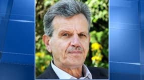 Raymond Avrillier, militant écologiste grenoblois, lit un document dans un parc le 14 mai 2012 à Grenoble.