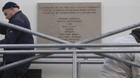 Une plaque commémorative a été posée à l'adresse des anciens locaux de Charlie Hebdo
