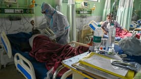Des patients atteints du Covid-19 dans une unité de soins intensifs d'un hôpital à Moradabad, le 5 mai 2021 en Inde 