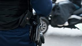 Selon l'automobiliste, l'homme qui a brandi son arme devant elle ne portait aucun signe distinctif de la police (photo d'illustration).