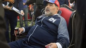 Diego Maradona a coaché son équipe depuis un trône !
