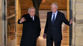 Le nouveau Premier ministre François Bayrou et son prédécesseur Michel Barnier, à l'hôtel de Matignon, à Paris, le 13 décembre 2024.