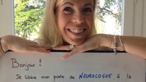 Charlotte Canet-Laurent pose avec son annonce. 