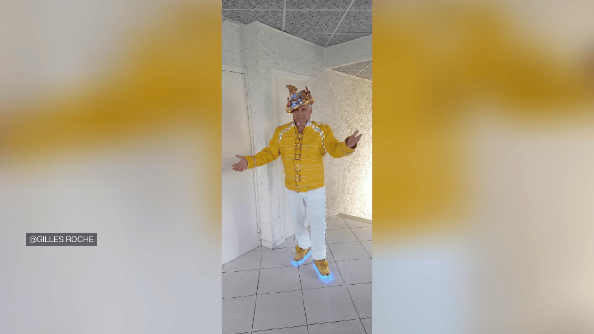 Cette année, le maître de cérémonie rend hommage avec son costume à un monument de la musique: Freddie Mercury. 