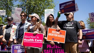 Des Américains manifestent pour le droit à l'avortement, le 17 avril à Phoenix, aux États-Unis