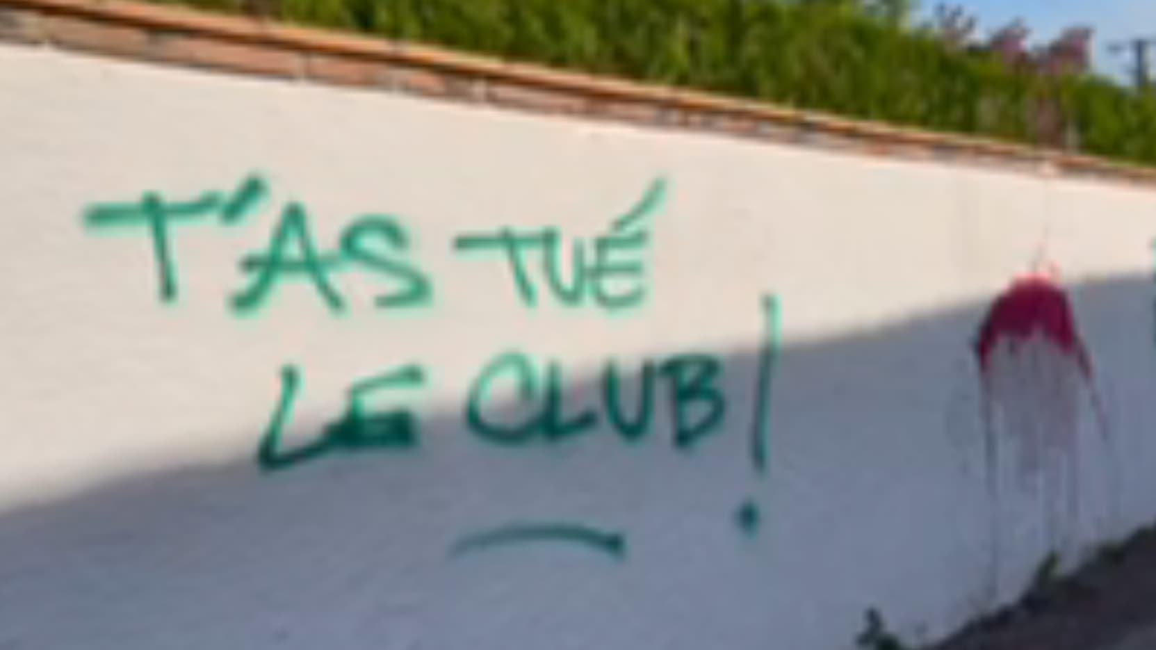 Les tags sur les murs de la maison de Roland Romeyer. Les tags sur les murs de la maison de Roland Romeyer.