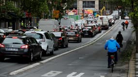 Des automobilistes et cyclistes à Paris.