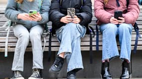 Emmanuel Macron veut interdire l'usage du téléphone au lycée.