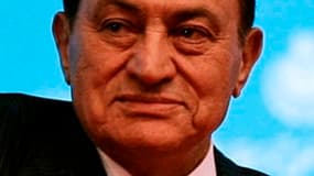 Le parquet a ordonné le renvoi en prison de l'ancien président égyptien Hosni Moubarak en raison d'une amélioration de son état de santé, dont la dégradation avait justifié son transfert dans un hôpital militaire il y a près d'un mois. /Photo d'archives/R
