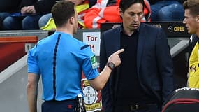 L'arbitre Felix Zwayer avec Roger Schmidt, l'entraîneur du Bayer Leverkusen