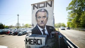 Fresque murale de l'artiste Lekto, représentant Emmanuel Macron avec l'inscription 49.3 en guise de moustache, le 3 avril 2023 à Avignon