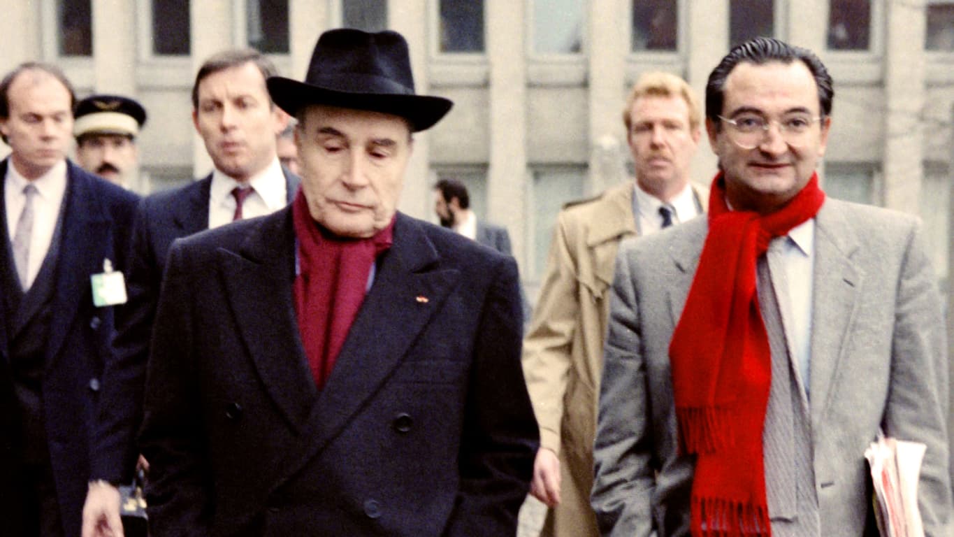 Au dessus de la mêlée. François Mitterrand et son conseiller spécial Jacques Attali, le 4 décembre 1987 lors du sommet européen de Copenhague Au dessus de la mêlée. François Mitterrand et son conseiller spécial Jacques Attali, le 4 décembre 1987 lors du sommet européen de Copenhague