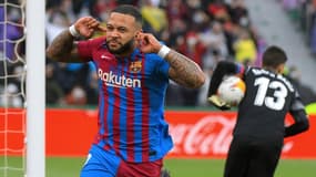 La joie de l'attaquant néerlandais de Barcelone, Memphis Depay, après avoir marqué le 2e but sur penalty sur le terrain d'Elche, lors de la 27e journée de Liga, le 6 mars 2022