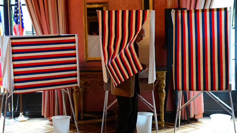 Isoloirs à l'occasion de la présidentielle 2012, au consulat français de New York.