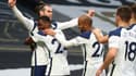 L'attaquant gallois de Tottenham, Gareth Bale, félicité par ses coéquipiers après avoir égalisé (1-1) contre Southampton, lors de leur match de Premier League, le 21 avril 2021 à Tottenham