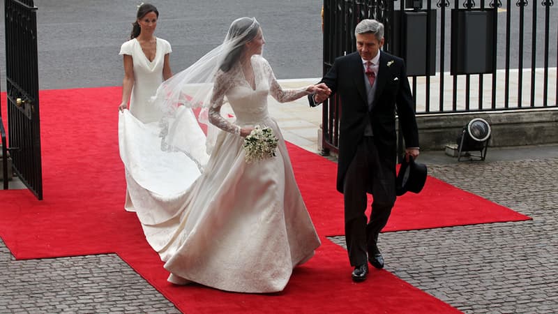 Kate Middleton le jour de son mariage le 29 avril 2011, accompagnée de sa soeur Pipa et de son père Michael.