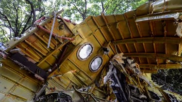 Les enquêteurs internationaux travaillent enfin sur le site du crash MH17, en Ukraine.