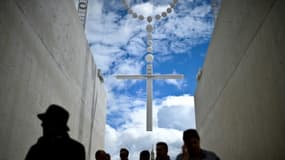 Des pélerins se dirigent vers le sanctuaire de Fatima avant l'arrivée du pape à Fatima, dans le centre du Portugal, le 12 mai 2017