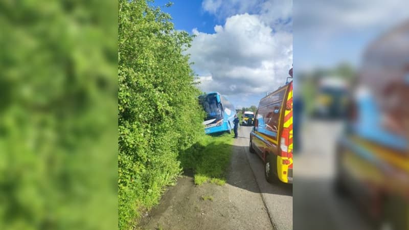 Un bus scolaire a fait une sortie de route mardi 9 mai 2023 sur la RD145 à Brémontier-Merval (Seine-Maritime)