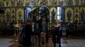 Des fidèles dans l'église orthodoxe Svyato-Pokrovsky pour la liturgie des Rameaux, le 17 avril 2022 à Kramatorsk (est de l'Ukraine)