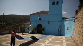 Juzcar, petit village andalou peint en bleu en 2011 dans le cadre de la promotion du film "Les Schtroumpfs", a conservé cette teinte azur. En deux ans, elle lui a permis d'attirer quelque 210.000 touristes. /Photo prise le 23 juillet 2013/REUTERS/Jon Nazc