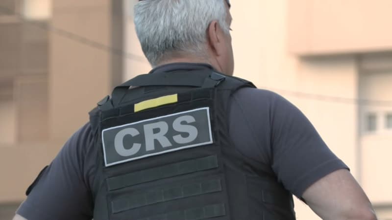 Des CRS déployés à Nîmes le 21 juillet 2025 pendant un couvre-feu pour mineurs.