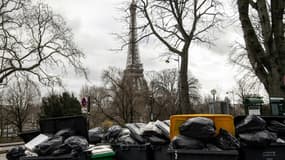 Les ordures s'entassent sur les trottoirs parisiens pour cause de grève des éboueurs, le 13 mars 2023