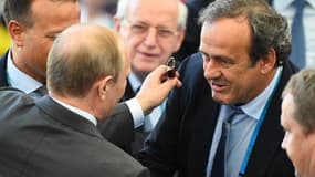 Vladimir Poutine saluant Michel Platini, à Rio de Janeiro (Brésil) le 13 juillet 2014