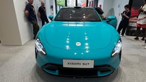 Dans le cadre d'une opération marketing sur son écosystème connecté, Xiaomi expose jusqu'au 30 juillet à Paris la SU7, sa première voiture. Elle est 100% électrique.