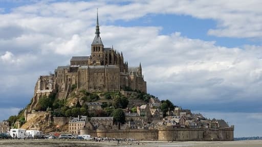 Le Mont Saint-Michel, situé dans le département de la Manche, en Basse-Normandie.