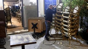 Un restaurateur empile son mobilier de terrasse, le 27 septembre 2020 à Marseille
