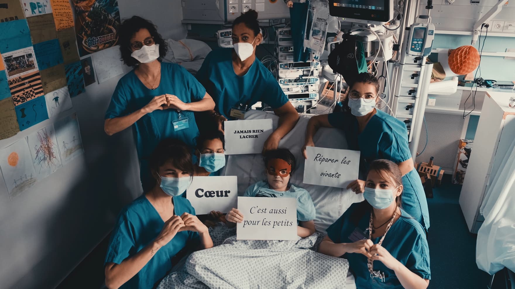 Les équipes soignantes et Rémi au sein de sa chambre à l'hôpital de Bordeaux. Les équipes soignantes et Rémi au sein de sa chambre à l'hôpital de Bordeaux.