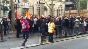 Des agents du Conseil régional d'Ile-de-France ont manifesté jeudi devant le siège de la région à Paris.