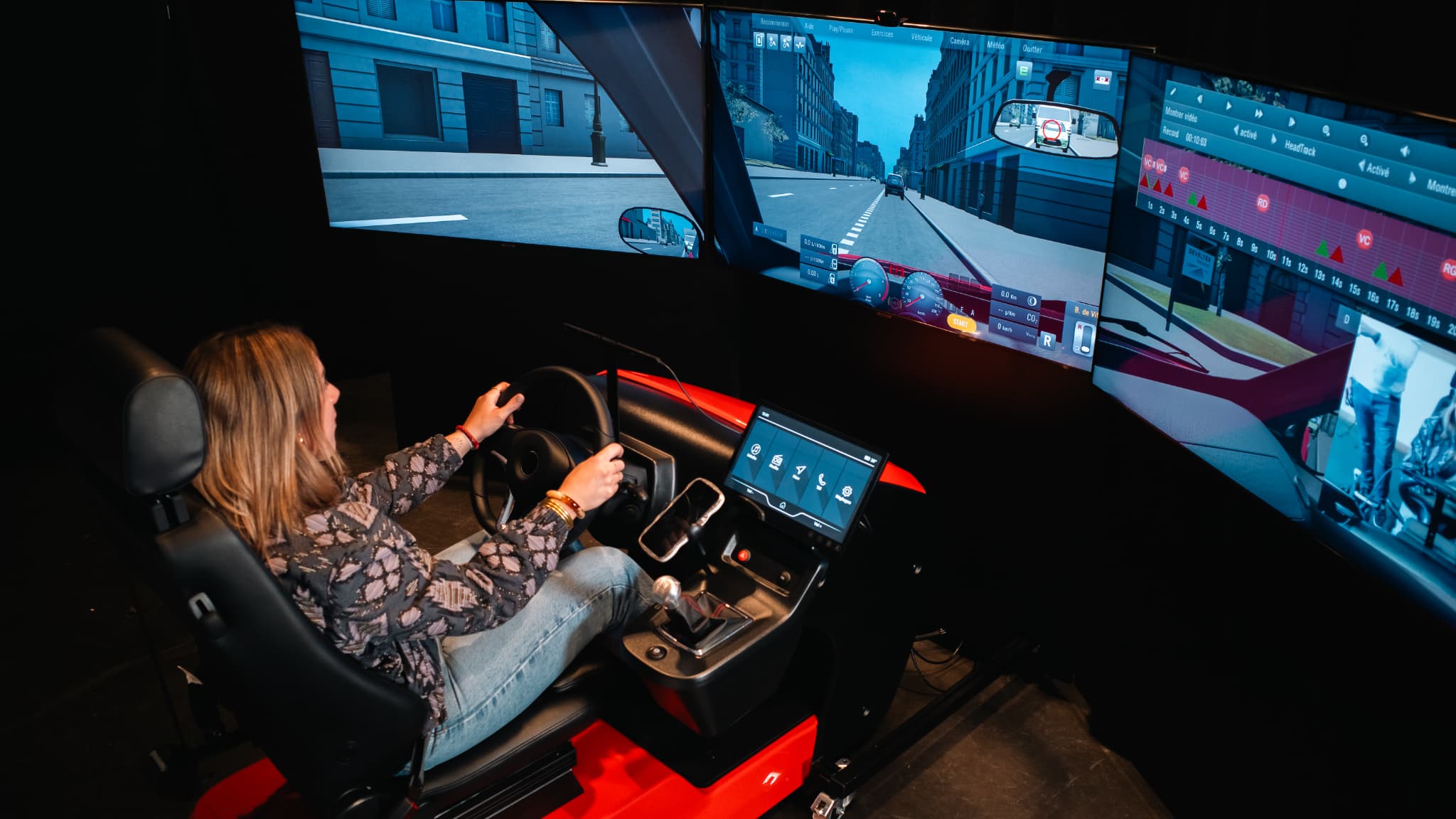 27 sujets volontaires, conducteurs réguliers et utilisateurs de dispositifs numériques au volant, ont effectué chacun 3 trajets de plus de 100 km sur simulateur de conduite. 