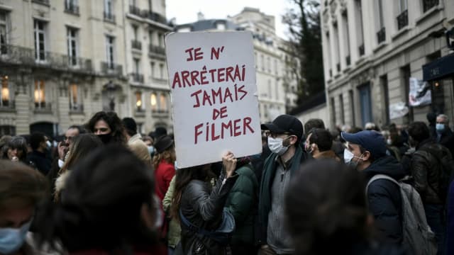 Des manifestants contre la proposition de loi "sécurité gloable" à Paris près de l'Assemblée nationale le 17 novembre 2020