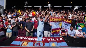 Des supporters d'Aston Villa avant un match de Premier League contre Crystal Palace - le 19/05/2024