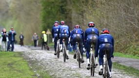 Les coureurs de la Groupama-FDJ en pleine reconnaissance du Paris-Roubaix 2024, 5 avril 2024