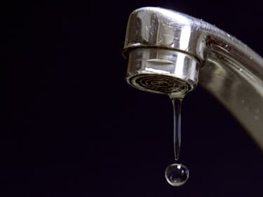 De l'eau s'écoule d'un robinet à Paris le 11 avril 2014. (illustration)