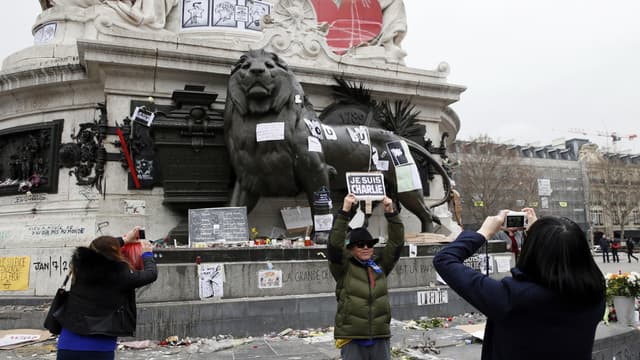 A Paris, place de la République, les hommages se multiplient