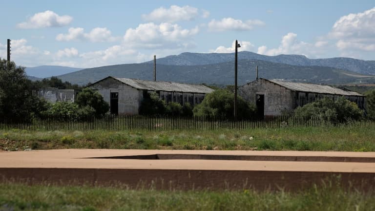 Cette photo, prise le 28 avril 2025, montre des baraquements du camp de Rivesaltes où des harkis et membres de leurs familles, surtout des bébés, sont décédés entre 1962 et 1965
