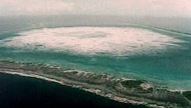 Photo prise le 28 janvier 1996 sur écran télé de l'essai nucléaire souterrain français dans l'atoll de Fangataufa, en Polynésie française.