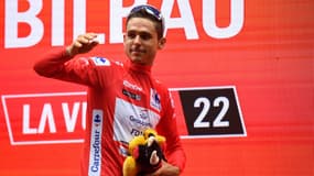 Rudy Molard avec le maillot rouge de leader de la Vuelta, à Bilbao le 24 août 2022