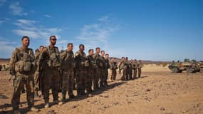Soldats français dans la vallée de Tigharghar, au sud de Tessalit dans le nord du Mali. Le président du Sénat Jean-Pierre Bel a déclaré à la sortie d'une réunion d'information organisée par le Premier ministre Jean-Marc Ayrault que les forces militaires f
