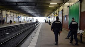 Des policiers patrouillent dans la gare de Grigny-Centre, une vingtaine de jeunes gens avaient pris d'assaut plusieurs rames du RER D, le 16 mars.