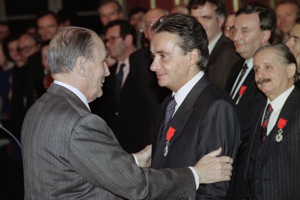 Michel Sardou, décoré de la Légion d'honneur par François Mitterrand en 1993