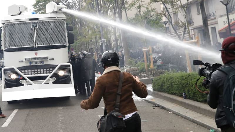 Canons à eau le 1er mai à Paris.